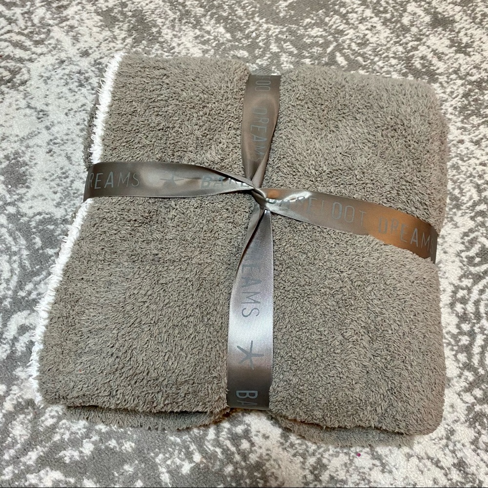 BAREFOOT DREAMS CozyChic Contrast Tip Throw Blanket New - Picture 3 of 8